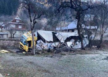 ФОТОФАКТ. У Верхньому Бистрому на Хустщині вантажівка влетіла у шкільний двір