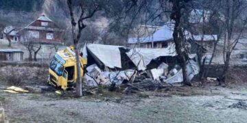 ФОТОФАКТ. У Верхньому Бистрому на Хустщині вантажівка влетіла у шкільний двір