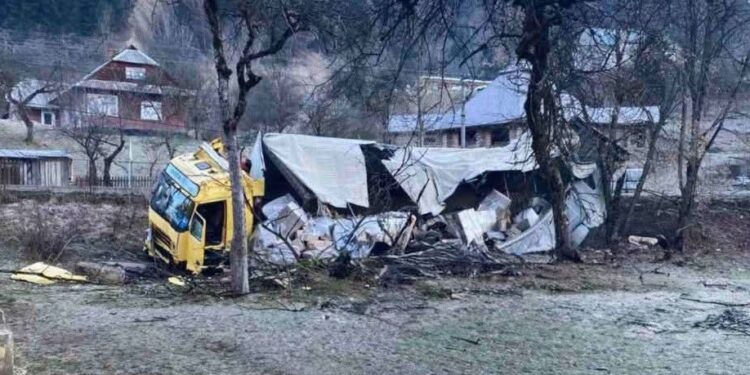 ФОТОФАКТ. У Верхньому Бистрому на Хустщині вантажівка влетіла у шкільний двір