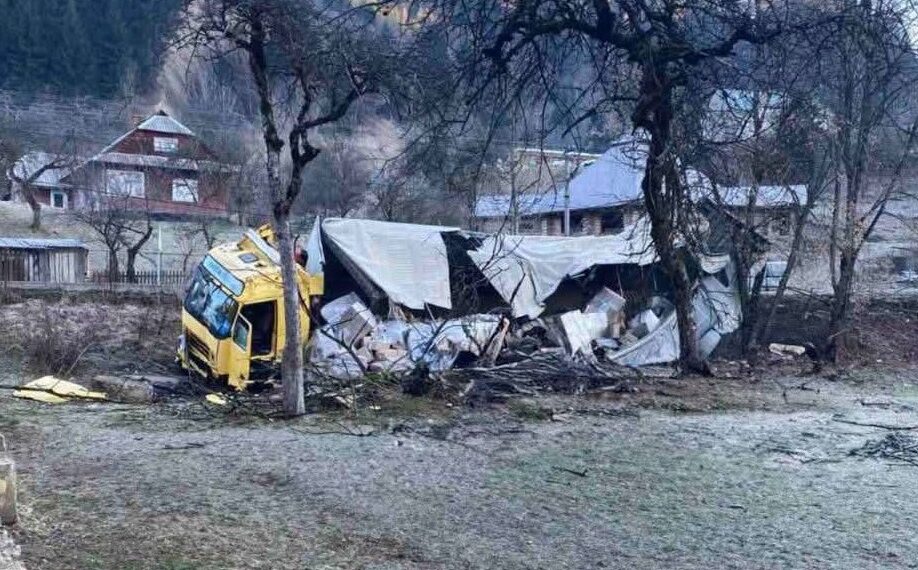 ФОТОФАКТ. У Верхньому Бистрому на Хустщині вантажівка влетіла у шкільний двір