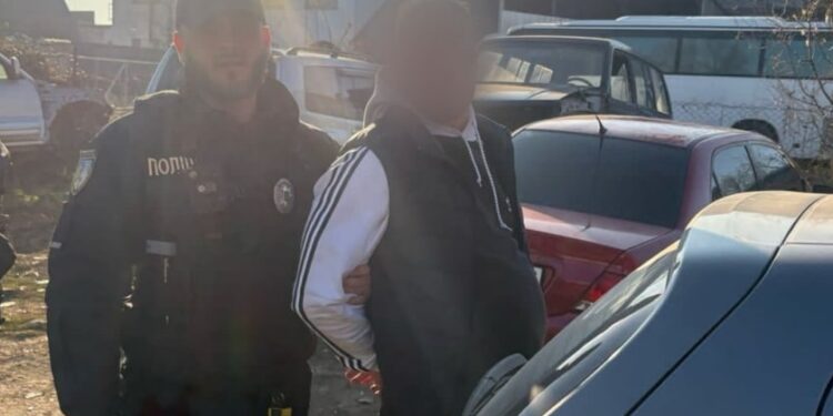 Поки власник Hyundai зачиняв ворота, п'янезний ужгородець викрав його авто (ФОТО)