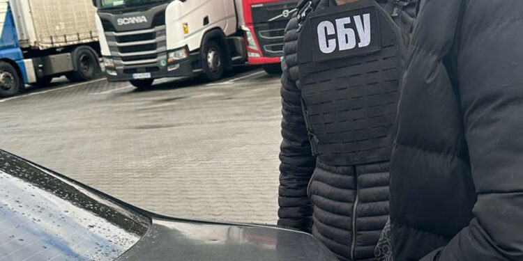 15 тисяч доларів за втечу: у Мукачеві затримали ділка з Львівщини –