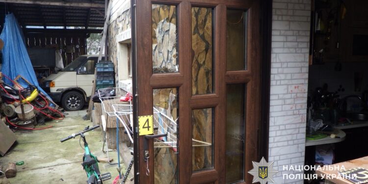 49-річний житель Міжгір'я викрав з будинку заробітчанки понад 100 тис. грн, ювелірку та ноутбук (ФОТО)