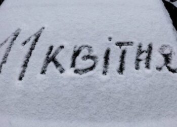 На гірські дороги вивели спецтехніку для розчищення від квітневого снігу — Закарпаття