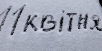 На гірські дороги вивели спецтехніку для розчищення від квітневого снігу — Закарпаття