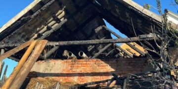 Жінка хотіла врятувати майно від вогню, але отримала опіки — Закарпаття