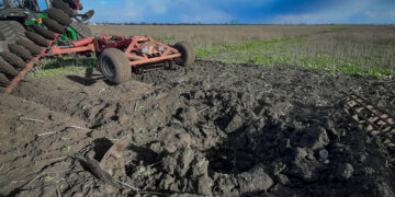 На Миколаївщині трактор підірвався на полі – Техніка