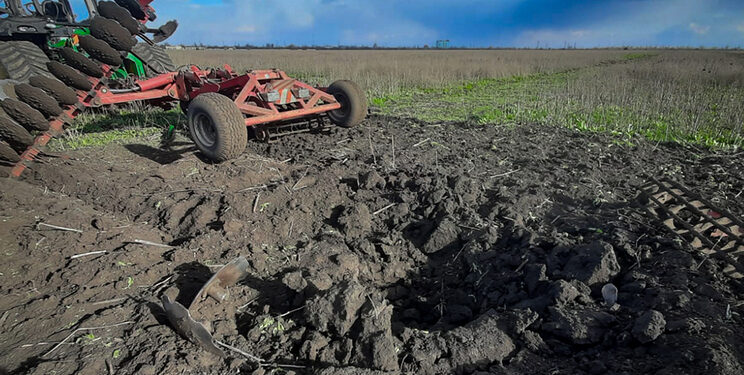 На Миколаївщині трактор підірвався на полі – Техніка