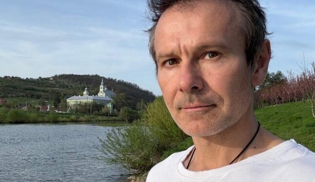 Святослав Вакарчук приїхав у Мукачево і замилував фотографіями на фоні сакур — Закарпаття