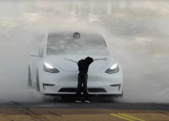 Автомобіль Tesla врізався в стіну з намальованою дорогою (ВІДЕО) – Автоновини