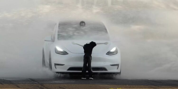 Автомобіль Tesla врізався в стіну з намальованою дорогою (ВІДЕО) – Автоновини