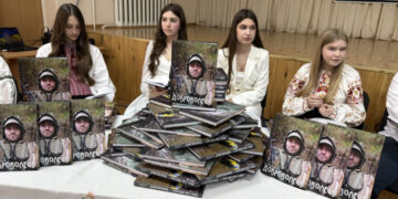 Батько написав про полеглого сина: В Ужгороді презентували унікальне видання – книгу «Доброволець»  