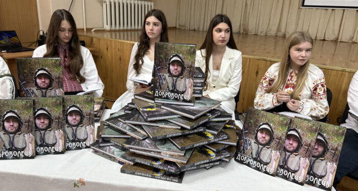 Батько написав про полеглого сина: В Ужгороді презентували унікальне видання – книгу «Доброволець»