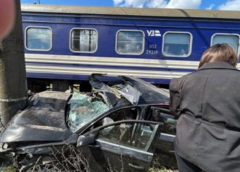 Біля Дубриничів на Ужгородщині потяг в&apos;їхав в Audi А8 (ФОТО, ВІДЕО)