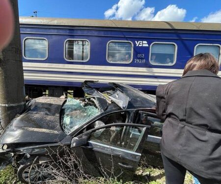 Біля Дубриничів на Ужгородщині потяг в'їхав в Audi А8 (ФОТО, ВІДЕО)