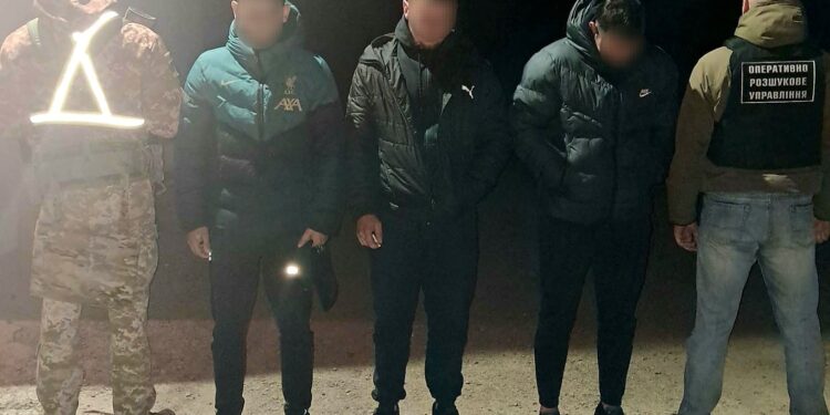 Біля Ужгорода в таксі виявили двох “ухилянтів”, що їхали “до дівчат на Паску” в напрямку Словаччини (ФОТО)