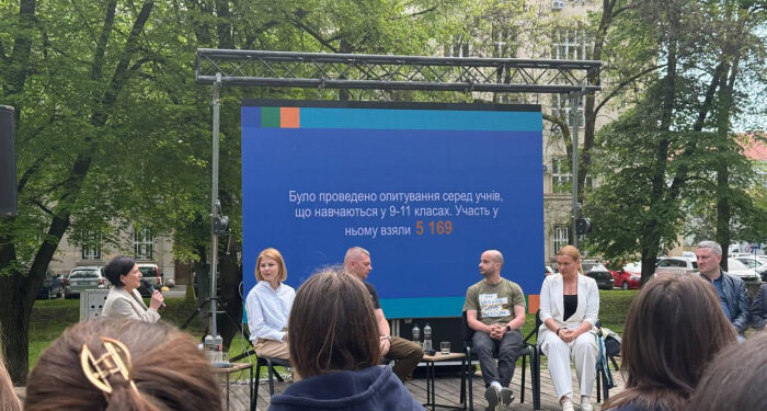 Брак стресостійкості та навичок в роботі з клієнтами: в Ужгороді в рамках дискусійної панелі обговорювали синергію освіти й ринку праці