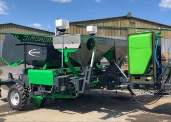 Французька картоплесаджалка саджає навіть різану бульбу – Техніка