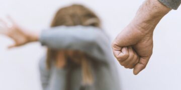 Через війну українці перебувають у стані стресу й страху і зриваються на сім’ї – доповідь ООН