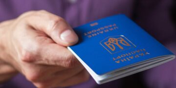 Для чоловіків за кордоном спростили оформлення українських паспортів