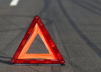 У Мукачеві водій в’їхав у автобусну зупинку — Закарпаття