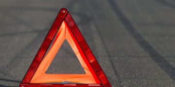 У Мукачеві водій в’їхав у автобусну зупинку — Закарпаття