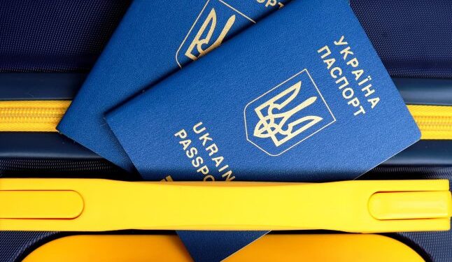 Із 30 квітня вже не можна: для українців, які виїхали за кордон, вводять важливі зміни — Закарпаття
