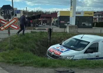 ФОТОФАКТ. При в'їзді в Іршаву авто вилетіло в кювет