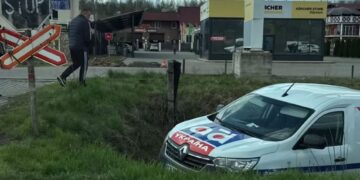 ФОТОФАКТ. При в&apos;їзді в Іршаву авто вилетіло в кювет