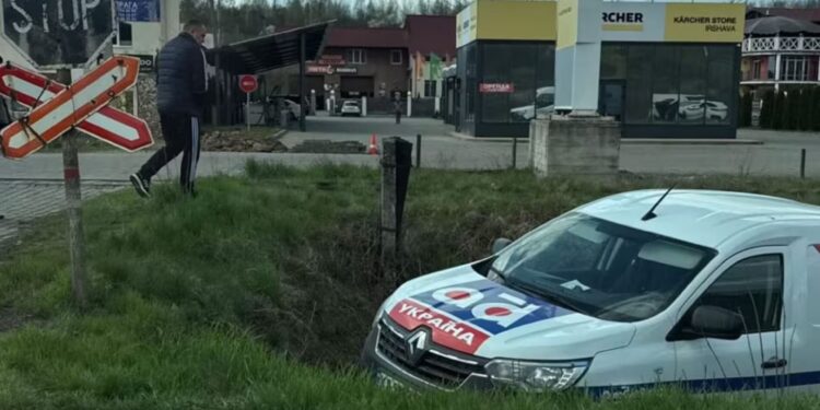 ФОТОФАКТ. При в&apos;їзді в Іршаву авто вилетіло в кювет