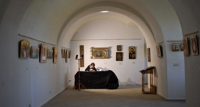 Майже 50 ікон представили на виставці в Ужгородському кафедральному соборі