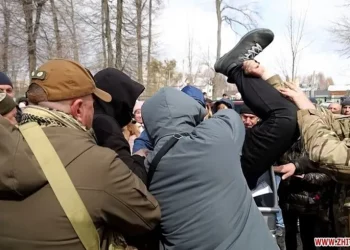 Митингующие бросили гендиректора больницы в мусорный бак в пригороде Житомира – видео – Здоров’я
