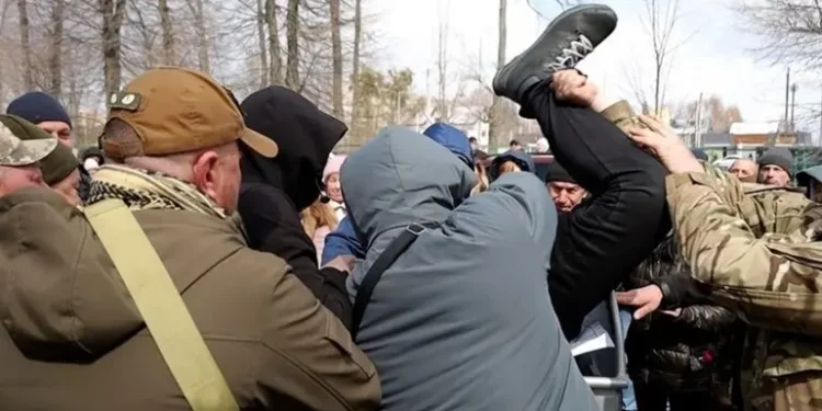 Митингующие бросили гендиректора больницы в мусорный бак в пригороде Житомира – видео – Здоров’я