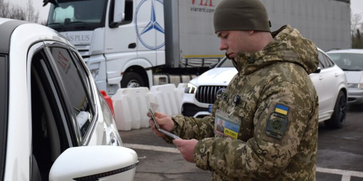 На ПП «Лужанка» затримали “інваліда” з підробленими документами –