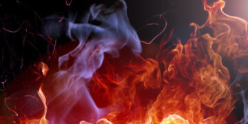 На Великдень у Мукачеві на пожежі врятували чоловіка