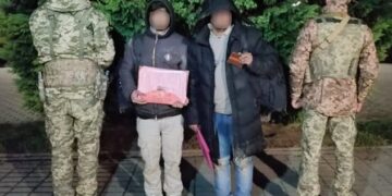 На Закарпатті, біля словацького кордону затримали двох студентів з Непалу, яких “кинув” співвітчизник (ФОТО)