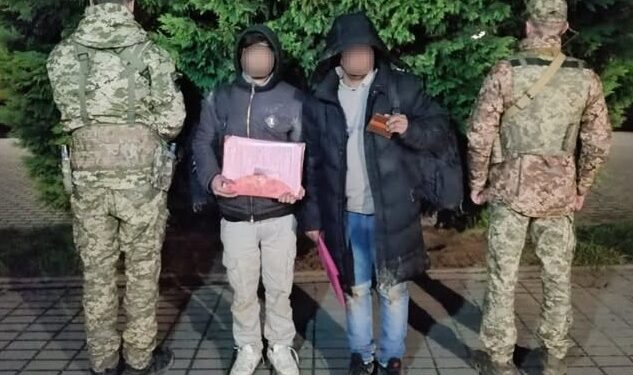На Закарпатті, біля словацького кордону затримали двох студентів з Непалу, яких “кинув” співвітчизник (ФОТО)