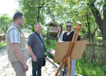 Пленер «Рожевий цвіт» надихав і активізував художників до творчості просто неба