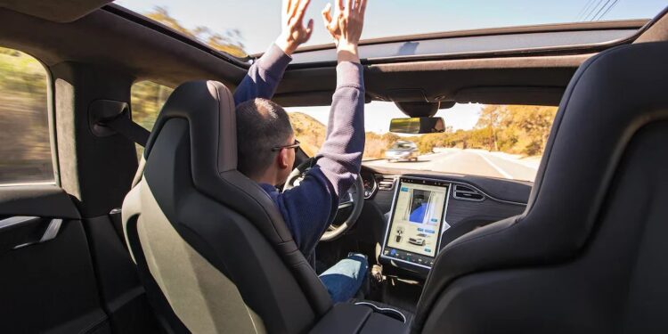 Протягом 2025 року 2 із 3 нових електромобілів отримають автопілот – Автоновини