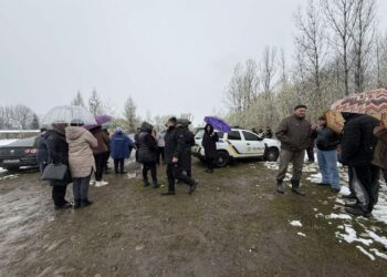 Селищний голова Дубівської ОТГ Каганець втік від громади, яка вимагала зупинити незаконне будівництво ГЕС (ФОТО, ВІДЕО)