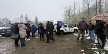 Селищний голова Дубівської ОТГ Каганець втік від громади, яка вимагала зупинити незаконне будівництво ГЕС (ФОТО, ВІДЕО)