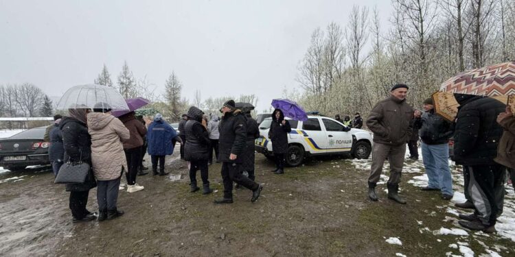 Селищний голова Дубівської ОТГ Каганець втік від громади, яка вимагала зупинити незаконне будівництво ГЕС (ФОТО, ВІДЕО)