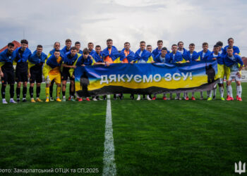 Символічний пас від військового розпочав матч ФК «Минай» та запорізького «Металургу»