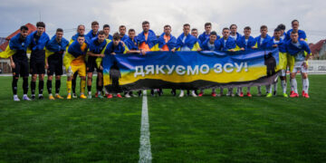 Символічний пас від військового розпочав матч ФК «Минай» та запорізького «Металургу»