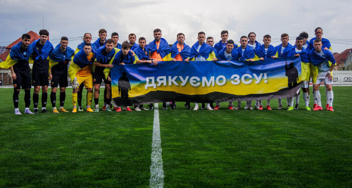 Символічний пас від військового розпочав матч ФК «Минай» та запорізького «Металургу»