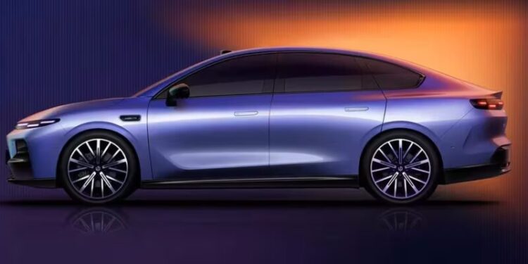 Stellantis представив свій перший седан — АВТО