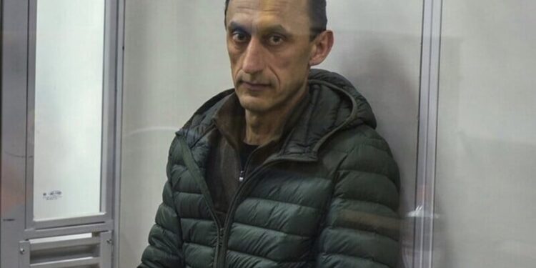 Суд дозволив ексрозвіднику Червінському зняти електронний браслет і повернув закордонний паспорт