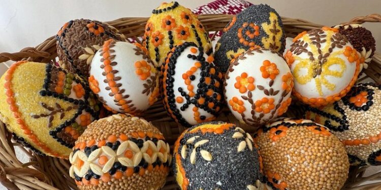 “Світ писанки” в Ужгороді: 700 унікальних робіт від майстрів з різних країн (ФОТО, ВІДЕО) –