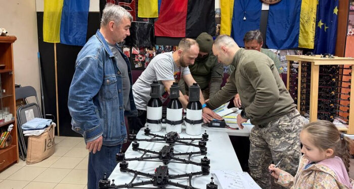 “Так ми продовжуємо справу Данила Богуславського”: закарпатські волонтери передали захисникам 27 дронів