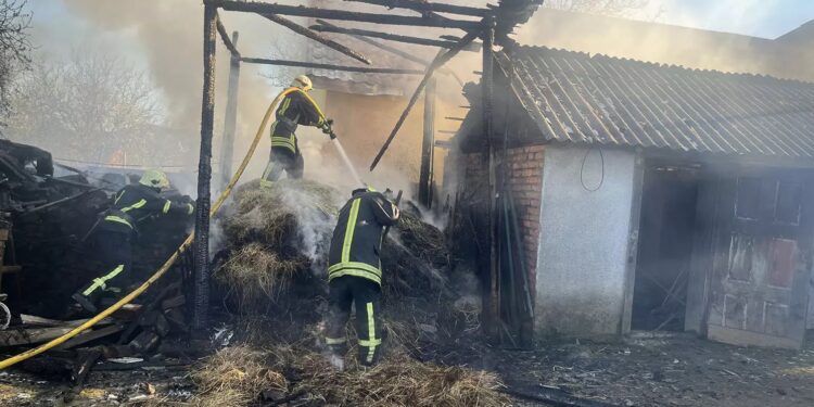 У Лазах на Тячівщині згорів навіс із сіном (ФОТО)